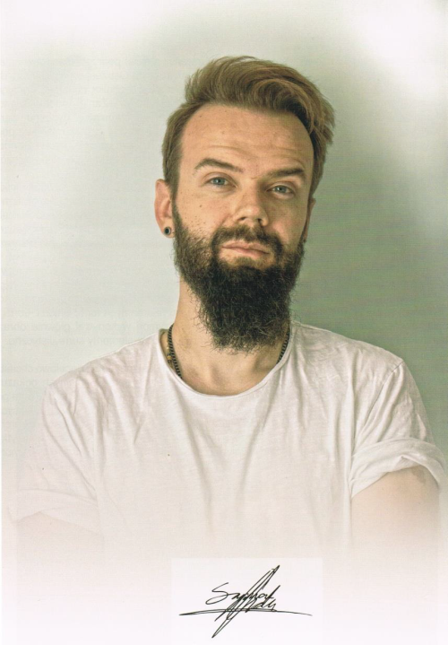 Szymon Chwalisz 2022r. zdjęcie z kolekcji prywatnej. Źródło: Szymon Chwalisz. Malarstwo. Prace powstałe w latach 1997 – 2022. Ostrzeszowskie Centrum Kultury. Szymon Chwalisz. ANC. www.anc.com.pl